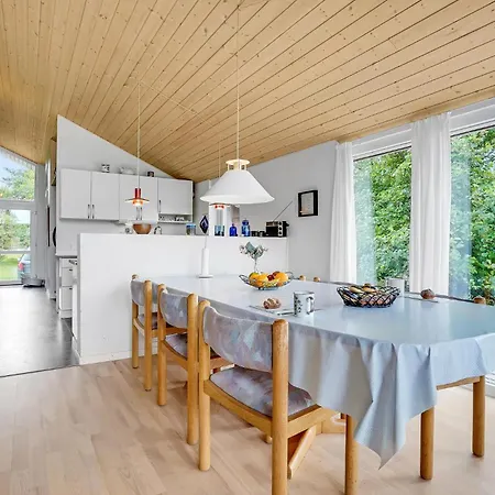 3 Bedroom Lovely In Feriehus